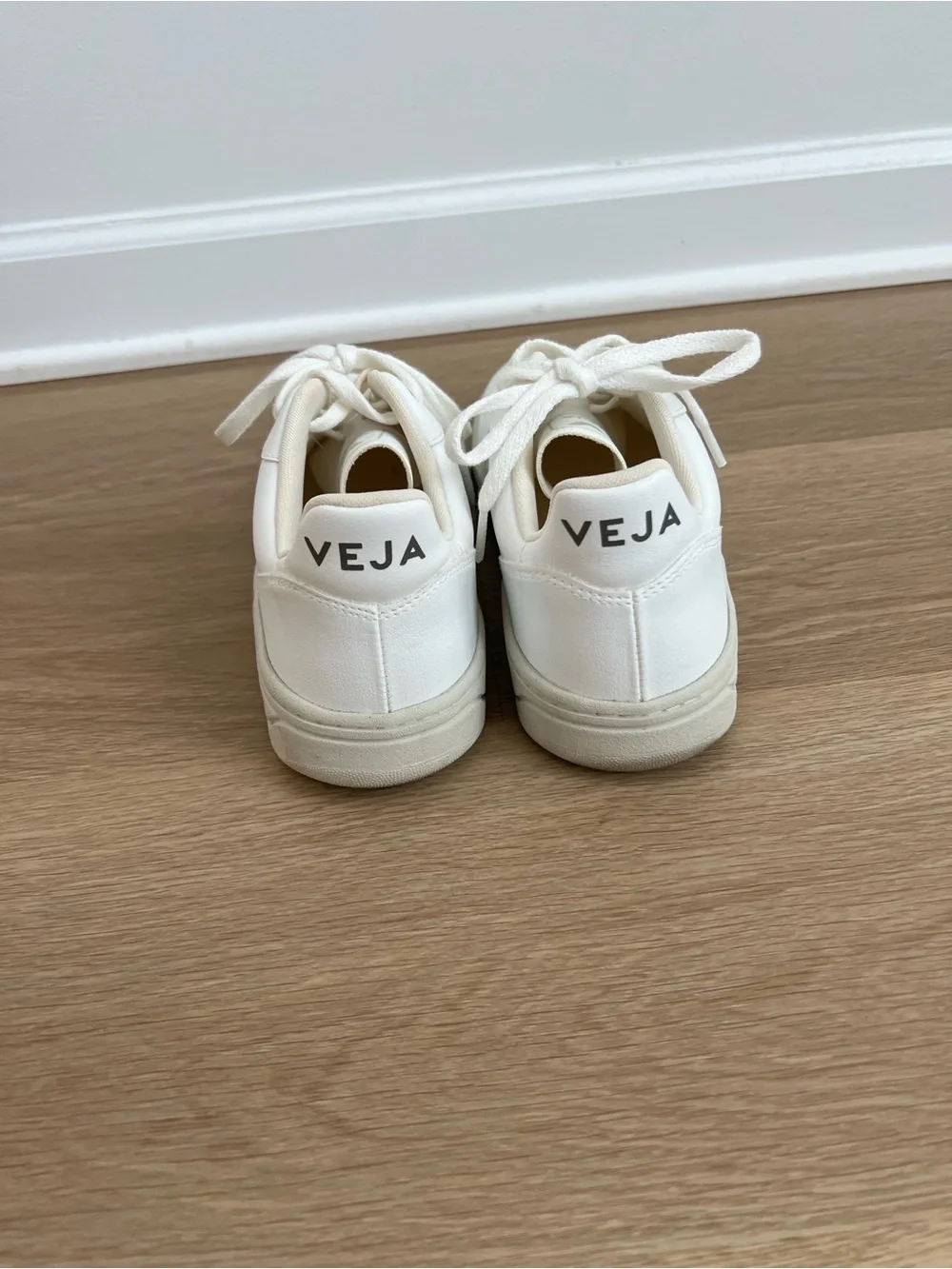 Veja V10 Low-Top Sneaker